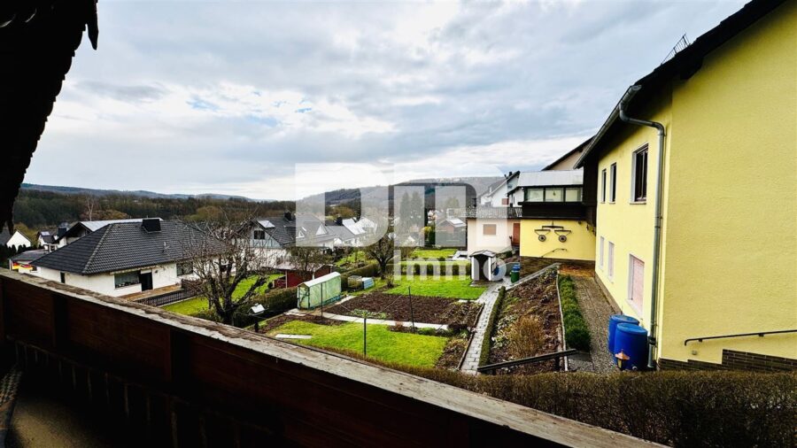 Hochwertiges 1-2 Familienhaus mit großem Garten in erhobener Ortsrandlage mit Panoramablick - EG Balkon 1 Panoramablick